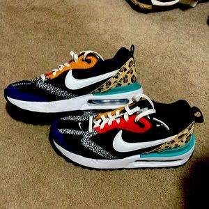 Nike sneakers in perfect condition. Size 6.5. Only worn 3 times. Like new!